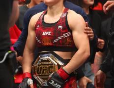 【168直播】历史一刻！UFC金腰带战上演中国德比，张伟丽卫冕女子草量级冠军